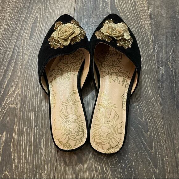 JOYFOLIE Black Velvet Valentina Flats w/ Gold Floral Details Size 6.5 - Picture 4 of 6
